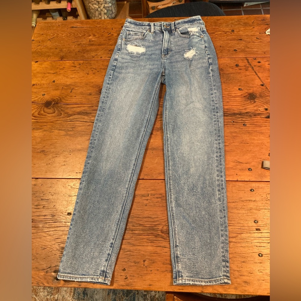 AMERICAN EAGLE MOM JEANS